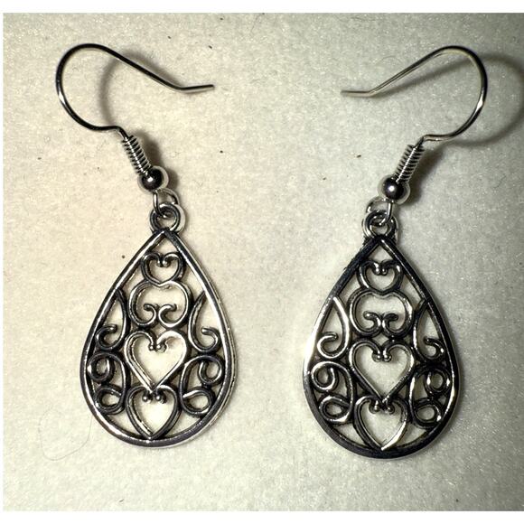 NWT Silvertone Dangle Teardrop Earrings With Heart Pattern - Picture 1 of 2